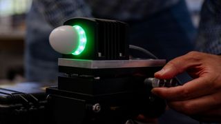 Das ultrabreitbandige Millimeterwellenradar sticht bei der hochgenauen Messung von Distanzen in vielen Punkten die verbreitete Laserinterferometrie aus. (Bild: RUB, Marquard)