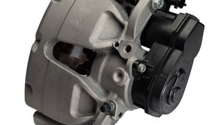 Am Bremssattel sind nur wenige Modifikationen nötig, um die Feststellfunktion dort unterzubringen. (Bild: ZF)