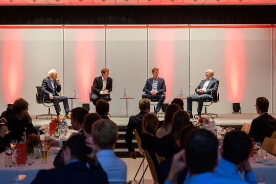 Fokus Nachhaltigkeit und Kreislaufwirtschaft auf dem WGP-Jahreskongress 2023! Hier bei der Podiumsdiskussion bei Fischer. Referenten von links: Prof. Dr. Erich Zahn, Prof. Dr. Alexander Sauer, Andreas Voll (Vorsitzender der Geschäftsführung), Dr. Kurt Schmalz. (Bild:  Fotoatelier Ebinger)