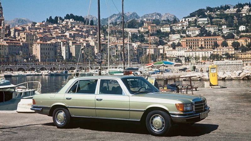 Das Spitzenmodell 450 SEL 6.9 der S-Klasse hatte im Frühjahr 1975 Premiere. Hier ein zeitgenössisches Genrefoto am Hafen Port l’Olympia in Nizza. Entsprechend des Preises waren auch einige reiche und oder prominente Personen unter der Käufern. Zu den bekanntesten Besitzern dieses Modells zählen unter anderem die Familie Wiesenthal, Fußballlegende Franz Beckenbauer und Schah Reza Pahlavi, der ehemalige Kaiser von Persien.(Bild:  Mercedes-Benz AG)