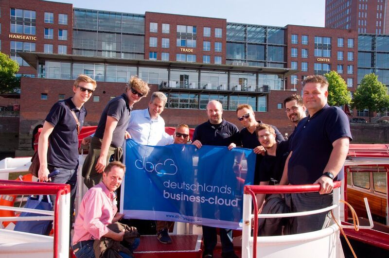 Das dbc-Technikteam auf Barkassenfahrt im Hamburger Hafen mit allen dbc-Partnern. (dbc (deutschlands business-cloud))