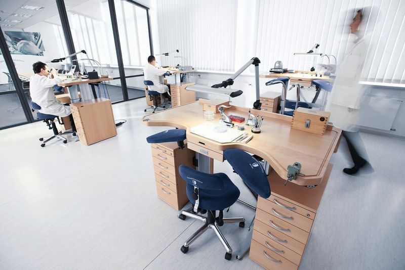 Junghans setzt nicht nur auf ergonomische, sondern zugleich effiziente Beleuchtung an den Uhrmacher-Arbeitsplätzen. (Bild: Junghans)