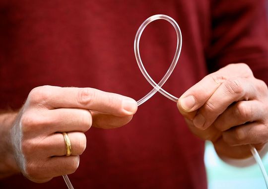 Medizinische Infusionsschläuche bestehen oft aus Polyurethanen. Ein neuartiges Produktionsverfahren des Fraunhofer IAP macht es möglich, Polyurethane in höchster Qualität, ohne den Einsatz der giftigen Isocyanate herzustellen.(Bild:  Fraunhofer IAP)