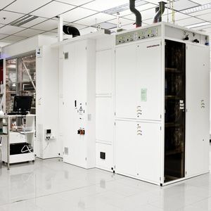 Check der Schlüsselmaschine: In einem Horizontalofen werden Wafer zu Zellen prozessiert. Ein Centrotherm-Techniker prüft die Betriebsbereitschaft. Bild: Centrotherm