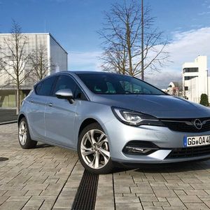 Opel hat seinem Beststeller Astra nach knapp vier Jahren Bauzeit für das Modelljahr 2020 ein Facelift spendiert.(Bild:  Seyerlein/»kfz-betrieb«)