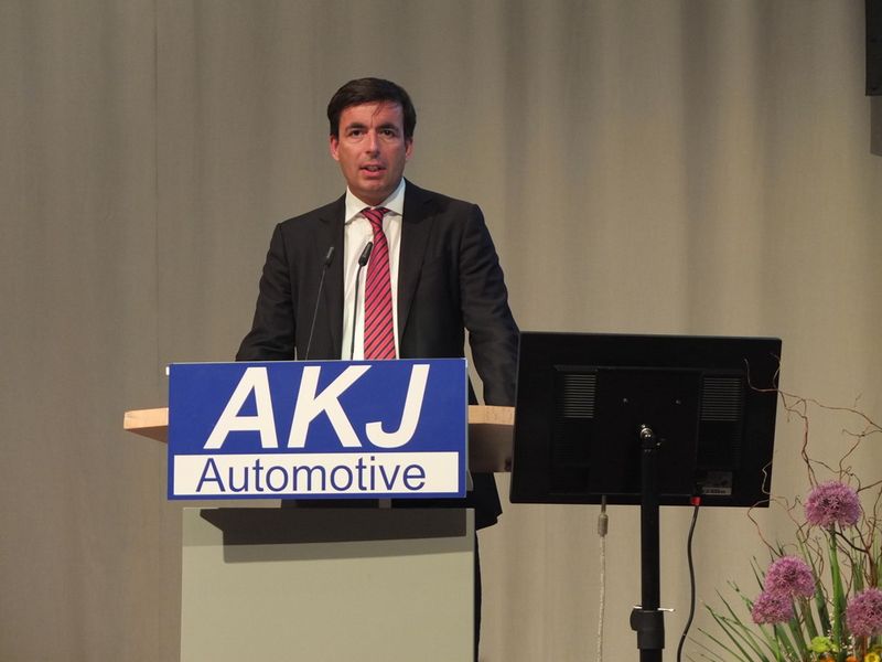 Das Impulsreferat zur Podiumsdiskussion hielt Felix Kuhnert, Partner und Leiter Automotive bei Price-Waterhouse-Coopers. (Bild: Schreier)