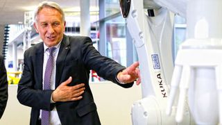 Stefan Lampa, CEO Kuka und Dr. Hans Schumacher, CEO Dürr Systems, bei der ersten Vorstellung des gemeinsamen ready2spray-Roboters. (Dürr Systems)
