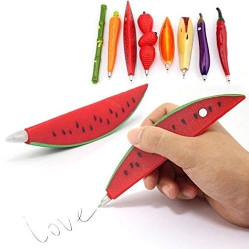 Ob Möhre, Wassermelone, Bambus, Erdbeere, Chili oder Aubergine - diese Kugelschreiber bringen Farbe und Abwechlsung in jedes noch so triste Büro. Das gesamte Set mit acht verschiedenen Obst- und Gemüse-Kugelschreibern kostet bei amazon.de 33,00 Euro plus Versandkosten. (Bildquelle: Amazon)