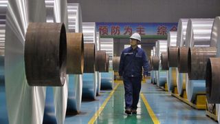 Mitarbeiter in einer Fabrik des Aluminiumherstellers Shandong Weiqiao Pioneering. (Bild: picture alliance/dpa/MAXPPP)