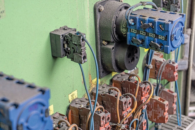 Verschmutzungen an elektrischen Schaltungen können deren Funktion beeinträchtigen: Kombiniert mit Feuchtigkeit kann Staub beispielsweise leitfähig werden. (Bremer & Leguil)