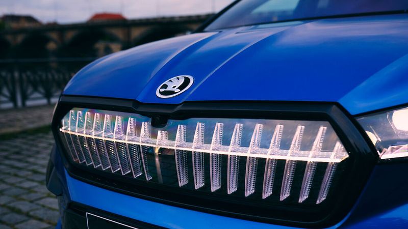 Skoda und die Händler leiden derzeit unter mehreren Krisen. Akut ist jetzt das Erfolgsmodell Enyaq nicht lieferbar. Doch der Hersteller hofft auf Besserung.(Bild:  Skoda)