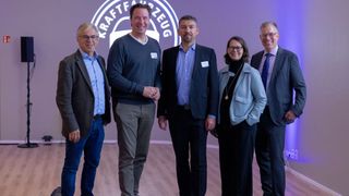 Standen auf der Bühne: (v. l.) Tim Schneider (Landesinnungsmeister), Klemens Skibicki (Professor und Wissenschaftlicher Direktor des Deutsches Instituts für Kommunikation und Recht im Internet, Köln, DIKRI), Helge Kiebach (Geschäftsführer des Kraftfahrzeugtechnischen Instituts KTI), Nina Eskildsen (Präsidentin des Verbands des Kfz-Gewerbes Schleswig-Holstein) und Jan-Nikolas Sontag (Geschäftsführer des Verbands des Kfz-Gewerbes Schleswig-Holstein).
 (Bild: Kfz-Gewerbe Schleswig-Holstein)