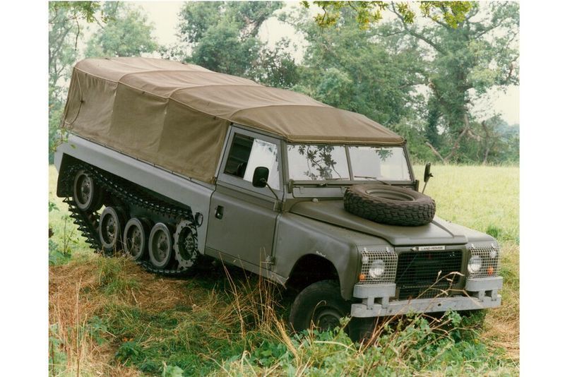 Der Land Rover Series III wurde auch als Halbkettenfahrzeug fürs Militär gebaut. (Land Rover)