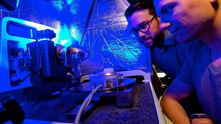 Der Materialwissenschaftler Florian Schäfer (links) und sein Kollege Patrick Grünewald mit einem Hochtemperaturprüfsystem am Rasterkraftmikroskop. (Universität des Saarlandes)