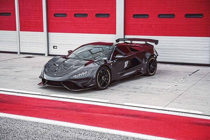 Der 4,2-Liter-V8 leisten 480 kW/687 PS und die beiden E-Motoren an der Vorderachse kommen auf 480 kW/653 PS. (Tushek)