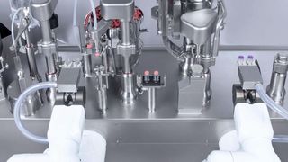 Ein möglicher Anwendungsfall: Hier sind eine Füll-, eine Stopfensetz- und eine Verschließstation für Bördelkappen aufgebaut. Darüber hinaus ist eine IPC-Waage integriert. (Bausch+Ströbel)