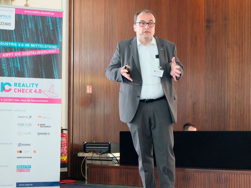 Was Industrie 4.0 mit Produktentwicklung und Fabrikplanung zu tun hat, illustrierte Dr. Frank Breitenbach, Fachexperte für das Thema Planungsmethodik bei der EDAG Production Solutions in Fulda.  (Bild: Schreier)