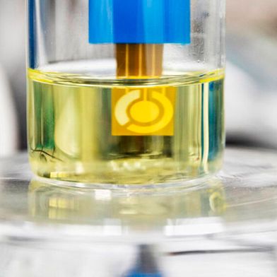 Die beiden französischen Tech-Unternehmen Linxens und Presto Engineering wollen gemeinsam einen kostengünstigen Einwegsensor entwickeln. Das Besondere daran ist, dass der ASIC direkt in den Biosensor integriert ist. (Bild: Linxens)