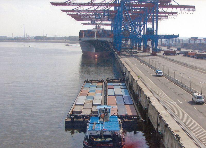 Der Tansport von Gütern ins Hinterland per Binnenschiff könnte aus ökologischen Gründen neuen Schwung erhalten. (Bild: Hafen Hamburg/H.-J. Hettchen)