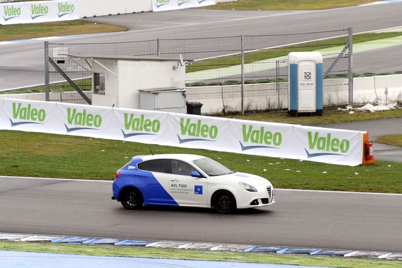 Die Giulietta bei Vollgas im dritten Gang auf dem Hockenheimring: Ihr turboaufgeladener 1,75-Liter-Vierzylinder mit Direkteinspritzung (257 kW/350 PS) und E-Kompressor setzte bei unter 1.500/min bereits 350 Newtonmeter frei. (Foto: Valeo/Klaus Venus)