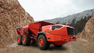 Autonomer Truck beim Bau einer Bergstraße (Symbolbild): Sensorik sorgt mit einer Vielzahl möglicher Messpunkte dafür, dass Arbeitsmaschinen effizient funktionieren und auch in einem teil- oder vollständig autonomen Betrieb sicher agieren.  (Bild: scharfsinn86 - stock.adobe.com)