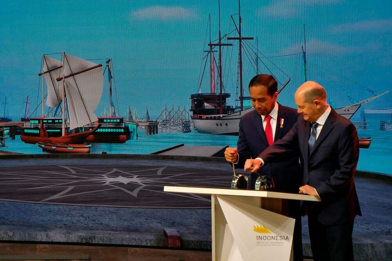 Nach kurzen Ansprachen eröffnen Scholz und Widodo gemeinsam den indonesischen Pavillon. (Bild: Sandro Kipar/VCG)