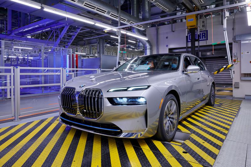 Vom Ende der Montage bis zum Finish fahren die Autos selbstständig. Dafür nutzen sie eine Infrastruktur außerhalb des Fahrzeugs. (Bild: Tom Kirkpatrick/BMW)