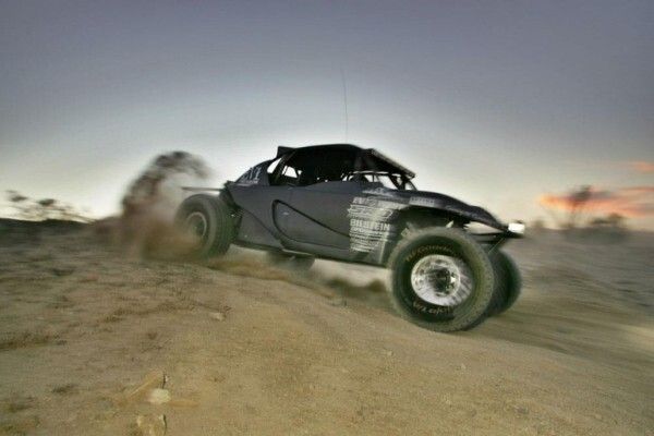 Der elektrisch angetriebene Offroad-Racer EV1 in Aktion (SRI)