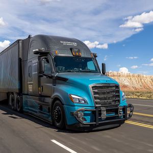 Die meiste Zeit ist der Truck namens „Freightliner Cascadia“ autonom unterwegs.(Bild:  Daimler Trucks)