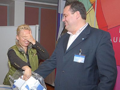 Die Spannung steigt, denn ein Glücklicher konnte eine Ballonfahrt gewinnen. Maria Scharnberg spielte die Glücksfee. (Archiv: Vogel Business Media)