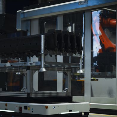Die KMP 3000P kann bis zu drei Tonnen Last bewegen, im Tandem mit einer zweiten Plattform sogar doppelt so viel. (Bild: Kuka)