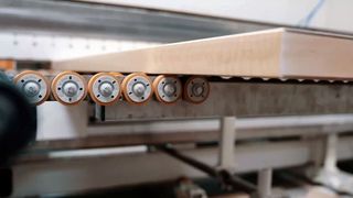 Für die Glas- und Holzindustrie fertigt Torwegge Röllchen mit Kunststoffbandagen aus zelligem Vulkollan an. (Bild: Torwegge)