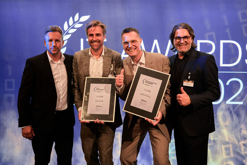 Die glücklichen Gewinner von VMware präsentieren ihre Awards. (Bild: krassevideos.de / VIT)