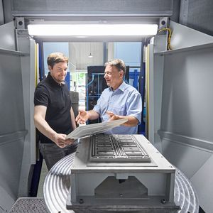 Langjährige und faire Partnerschaft: Constantin Fischer (l.) schätzt die Zusammenarbeit mit HG Grimme Sys Tech und Kundenbetreuer Dr. Ingo Gehlhaar, weil das Unternehmen „schnell und unbürokratisch“ hilft. (Bild:  HG Grimme/Ralf Baumgarten)