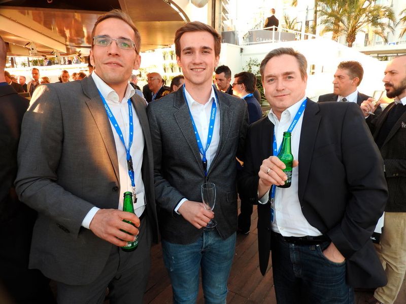 Manuel Budischek (l.) und Friedrich Haidn (r.) von Sophos Österreich begrüßen Stephan Pilwax von JT-Computer bei der Sophos Regional Party in Cannes. (Bild: Sophos)
