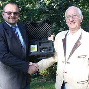 Dr. Andreas Schiff, Geschäftsführer ICS GmbH, rechts, übergibt mit einem Exemplar des ASi View symbolisch die vollumfänglichen Rechte für Entwicklung und Vertrieb des Produktes an Andy Carius, Leiter Produktmanagement bei Indu-Sol.