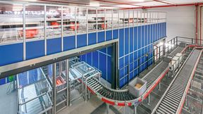 Die Fördertechnik optimiert den Warenstrom vom Wareneingang bis zum Warenausgang. (Bild: Element Logic)