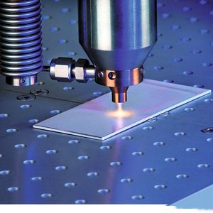 Im Zentrum des atmosphärischen Plasma-Plus-Prozesses steht eine Plasmadüse, in der sich ein Hightech-Beschichtungssystem verbirgt. Funktionale Nanoschichten können damit ortsselektiv aufgebracht werden.