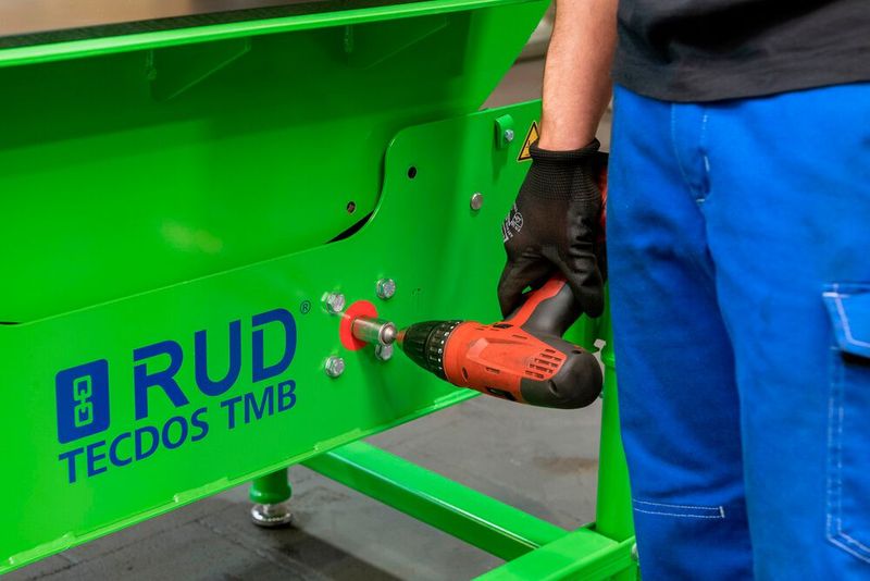 Mit der Industriewerkbank RUD Tecdos TMB drehen Mitarbeitende in der kunststoffverarbeitenden Industrie Formen, Werkzeuge und Werkstücke ganz einfach und sicher mit dem Akkuschrauber. (Bild: RUD / R. Hasenmueller)