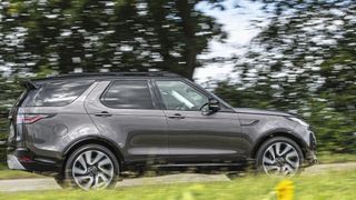 Unter anderem neuere Discoverys sind von der aktuellen Rückrufaktion des Importeurs betroffen. (Bild: Land Rover)