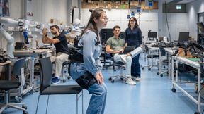 Dr. Xiaohui Zhang aus dem Lehrstuhl für Intelligente Bio-Robotische Systeme der TUM zeigt ihr Exoskelett, das älteren Menschen mit Hüftproblemen das Aufstehen erleichtert. (Bild: TUM)