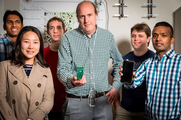 Das Forschungsteam des UW Department of Electrical Engineering und der Allen School of Computer Science & Engineering, das hinter der Entwicklung des batterielosen Handys steckt. Von link nach rechts: Vamsi Talla, Wu Meiling, Sam Crow, Joshua Smith, Bryce Kellogg und Shyam Gollakota. (Bild: Mark Stone/University of Washington)