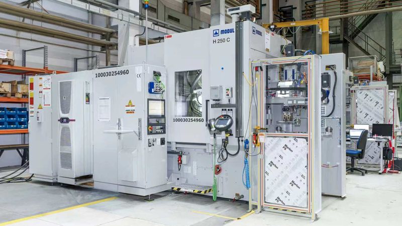 Regionale Maschinenbauer stehen heute oft zwischen globalen Großkunden, internationalem Wettbewerb und einem internen Transformationsprozess. Daraus kann sich schnell eine kritische Lage ergeben, wie der Praxisfall der Modul MT Verzahntechnik GmbH aus Chemnitz zeigt.(Bild:  MODUL MT)
