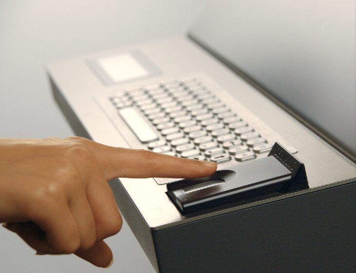 FingerPayment: Neuartiges Bezahlverfahren per Fingerabdruck. Es wird kein Geld, keine karte und kein Portemonnaie mehr benötigt. Einfaches Auflegen des Fingers auf einen Scanner reicht aus. (Archiv: Vogel Business Media)