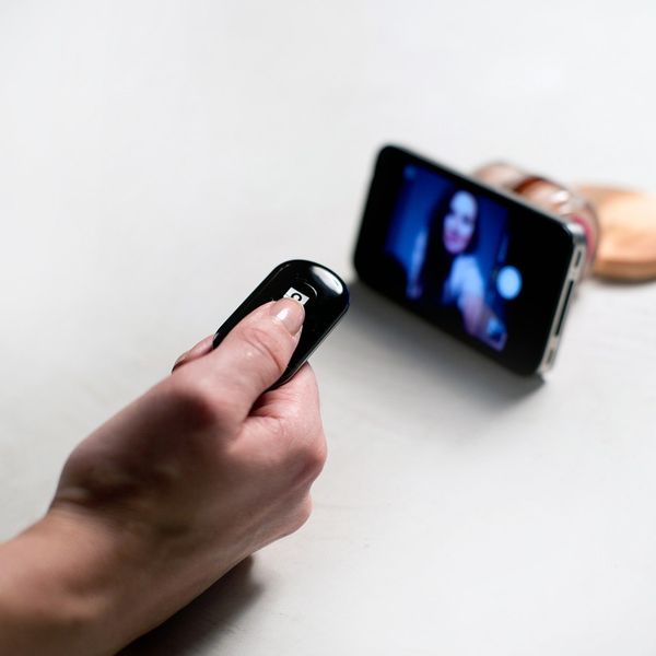 Voll im Trend: Selfies – mit dem Fernauslöser für das iPhone gehören verzerrte Gesichtsausdrücke und gezerrte Muskeln der Vergangenheit an. (Bild: Radbag)