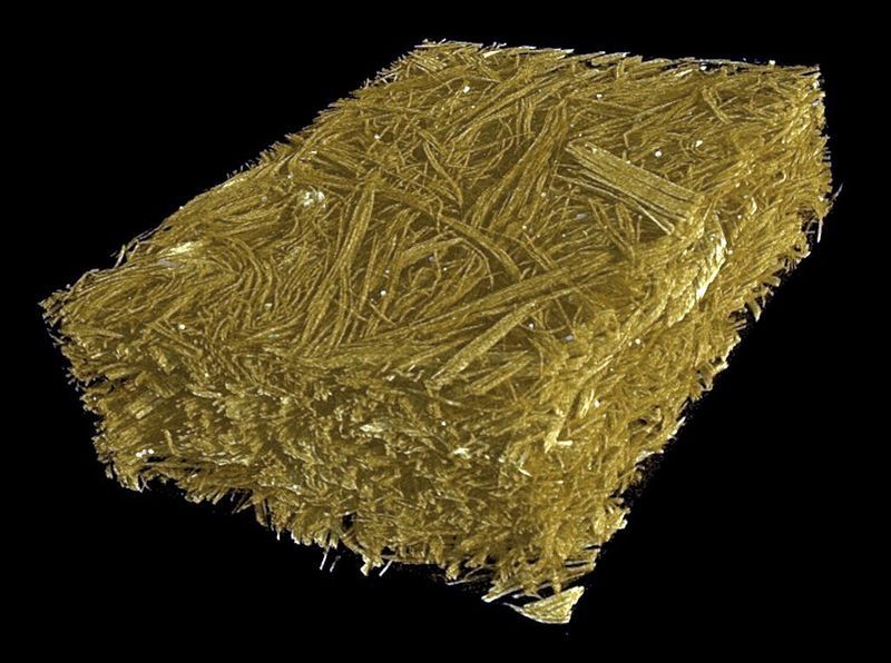 Faseranordnung im Hutprofil Fasern und Faserbündel des Geleges aus Naturfaservlies sind im Hutprofil weitgehend zu-fällig in der Plattenebene orientiert. Der Matrixwerkstoff ist bei dieser Aufnahme (Computer-tomografie) ausgeblendet.  (Bild: IVW)