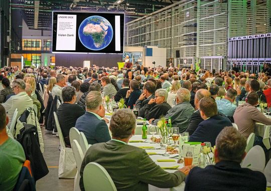 Ende September hatte Heizomat alle Mitarbeiter, Partnerfirmen, Politik sowie Medienvertreter zur offiziellen Eröffnungsfeier der Green Smart Factory eingeladen.(Bild:  Heizomat)