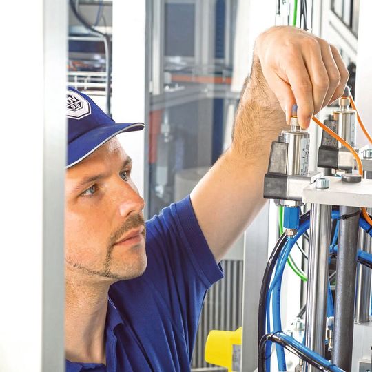 Die neue Maschinenverordnung soll die Arbeit an und mit Maschinen sicherer machen. Die neue Maschinenverordnung soll die Arbeit an und mit Maschinen sicherer machen.