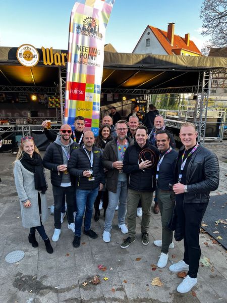 Jeder möchte wohl gerne ein Samurai sein. Wer hat sich da beim FUJITSU-Team auf das Foto geschlichen? (Bild: Vogel IT-Medien GmbH)