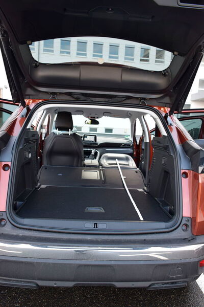 Der Kofferraum ist zwar nicht vollkommen eben, aber die ab der Allure-Ausstattung umklappbare Rückenlehne des Beifahrersitzes schafft satte 2,6 Meter Ladefläche (Holz / »kfz-betrieb«)